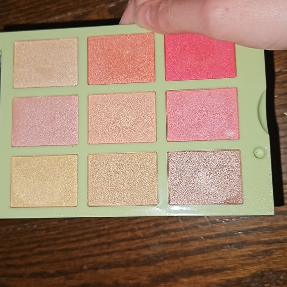 Pixi Hello Kitty glow pallete - Picture 2 of 7
